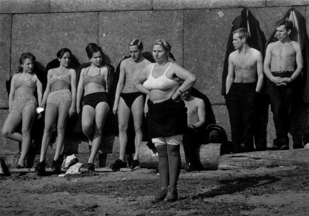 Женское нижнее бельё. Солнечные ванны, Ленинград, 1964. Эротика. Фотографии. Картинка