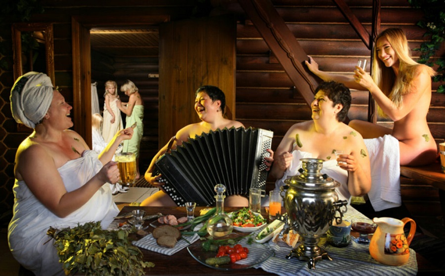 Женщины расслабляются в бане - чай водка и гармонь  Фото. Картинка